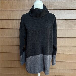 BCBG MAX AZRIA Women's Two-Tone Black/Gray Tunic Turtleneck Sweater Size Large
